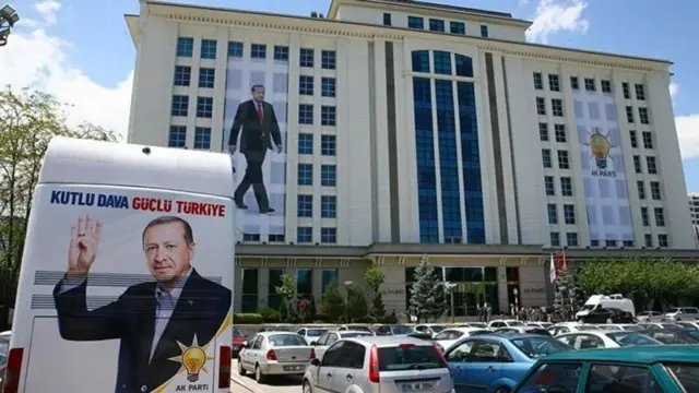 Pardonhaber's tweet photo. Murat Ağırel, bazı AK Partili belediyelere operasyon yapılacağı kulisini verdi;

"Benim bildiğim iki belediye var. İki ya da üç belediyeye operasyon yapılacağını Adalet Bakanlığı kaynaklarından öğrendim.

Yolsuzluk denildiğinde herkese eşit davranıldığı görüntüsü verilmeye çalışılıyor olabilir. İlerleyen dönemde bunların hepsini göreceğiz." (SZC)