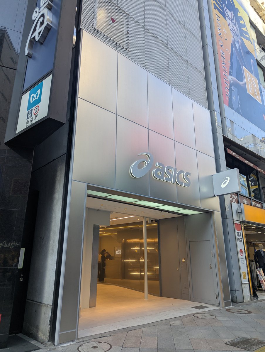 12wknm18's tweet photo. 新宿にASICS FLAGSHIP SHINJUKUができてた。

国内で2店舗目らしい

バスケコーナーも3階に https://t.co/uHqyVvWWP5