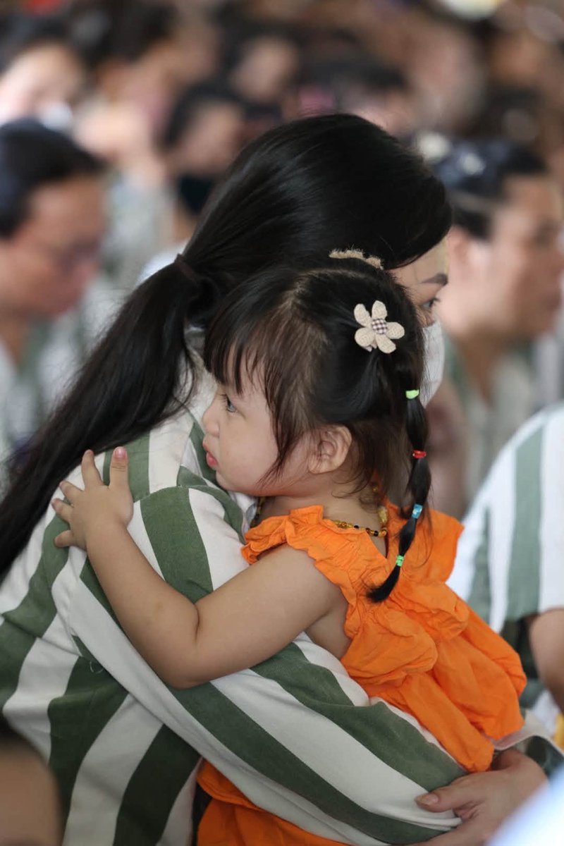 pulsefeed62's tweet photo. 母とともに刑務所で暮らす子どもたち。

この子たちは、母親と一緒に刑務所で生活しています。 多くの子どもには引き取ってくれる家族がおらず、生まれたばかりの頃から母親���そばで、この場所で暮らすしかありません。
しかし、3歳になると母子で暮らすことはできなくなります。 迎えに来てくれる家族がいない子どもたちは、母親が刑期を終えるまで児童福祉施��で暮らすことになります。 けれど、母親の刑期が長ければ、親子が再び抱き合える日は、まだまだ遠い先です。
幼い子どもたちは、自分がどこにいるのか、この先どうなるのかさえ知りません。 ただ、大好きなお母さんと一緒にいられることだけが、何よりの幸せなのです。 鉄格子に囲まれた場所で過ごす幼少期であっても、母親のぬくもりがあれば、笑顔を見せてくれます。
子どもは、親を選ぶことも、生まれてくる場所を選ぶこともできません。 だからこそ、その小さな背中に背負わせるには、あまりにも重すぎる現実です。
どうか、お母さんたちには子どもたちのためにも前を向き、更生し、新しい人生を歩んでほしい。 この小さな命は、もう十分すぎるほど母親の苦しみを一緒に背負ってきたのだから。

胸が締めつけられる思いです。 ど��か、この子どもたちの未来に、幸せが訪れますように。