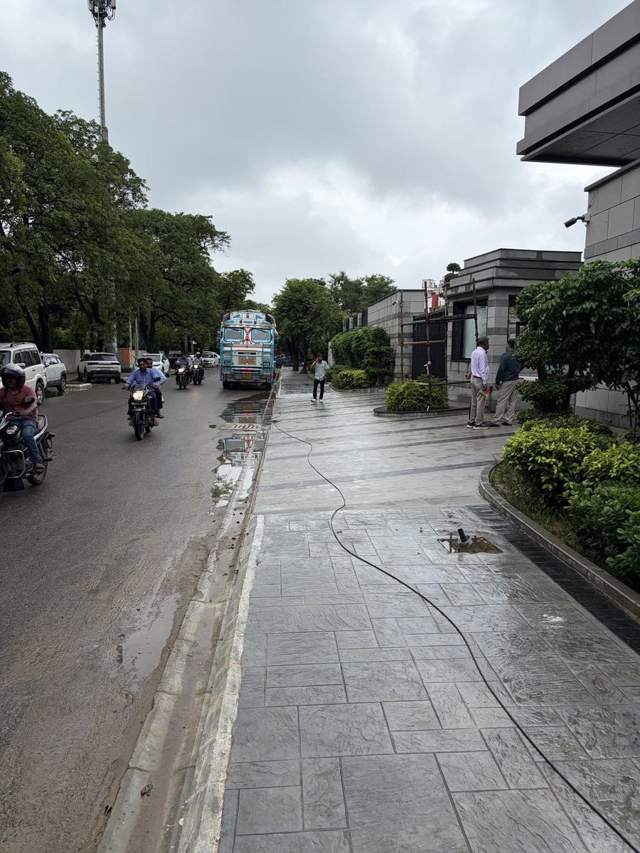 advait_jani's tweet photo. Congratulations @TajHotels on encroaching the footpath and ensuring that people with disabilities aren’t able to cross your property in Lucknow.
#CMGRIDS #walkability #Article21
@LucknowNagar https://t.co/njQVRQqiPZ