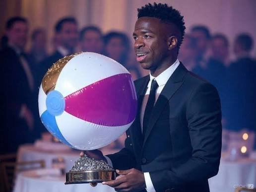 DonShelby_'s tweet photo. Si el jugador más tonto del Planeta ha pedido como condición en su renovación no fichar al futbolista que necesitamos como el comer...

... es para tirar pedradas al inútil del palco por acceder al chantaje y para pitarle desde el segundo 1 al Balón de Playa forever. https://t.co/1b0dM9pbW3