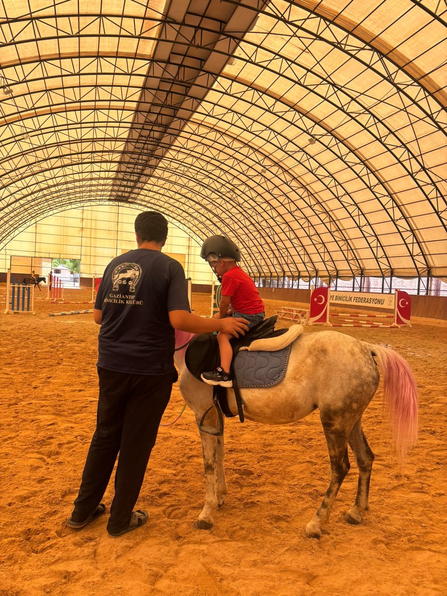 Gaziantepashim's tweet photo. 📍 Şehitkamil Çocuk Evleri Sitesi Müdürlüğü 

​Kuruluşumuzda bakım ve koruma altında bulunan çocuklarımız, at binicilik kulübünde keyifli ve heyecan dolu bir gün geçirdi. 🐎

​İlk kez ata binme deneyimi yaşayan evlatlarımız, atlarla bağ kurarak hem güven duygularını pekiştirdi hem de doğayla iç içe unutulmaz anlar biriktirdi. Etkinlik, çocuklarımızın birlikte yediği yemekle neşeli bir atmosferde tamamlandı. 🍕

​Çocuklarımızın gelişimine katkı sağlayan ve yüzlerindeki tebessüme vesile olan bu anlamlı organizasyonda emeği geçen herkese teşekkür ederiz. ✨