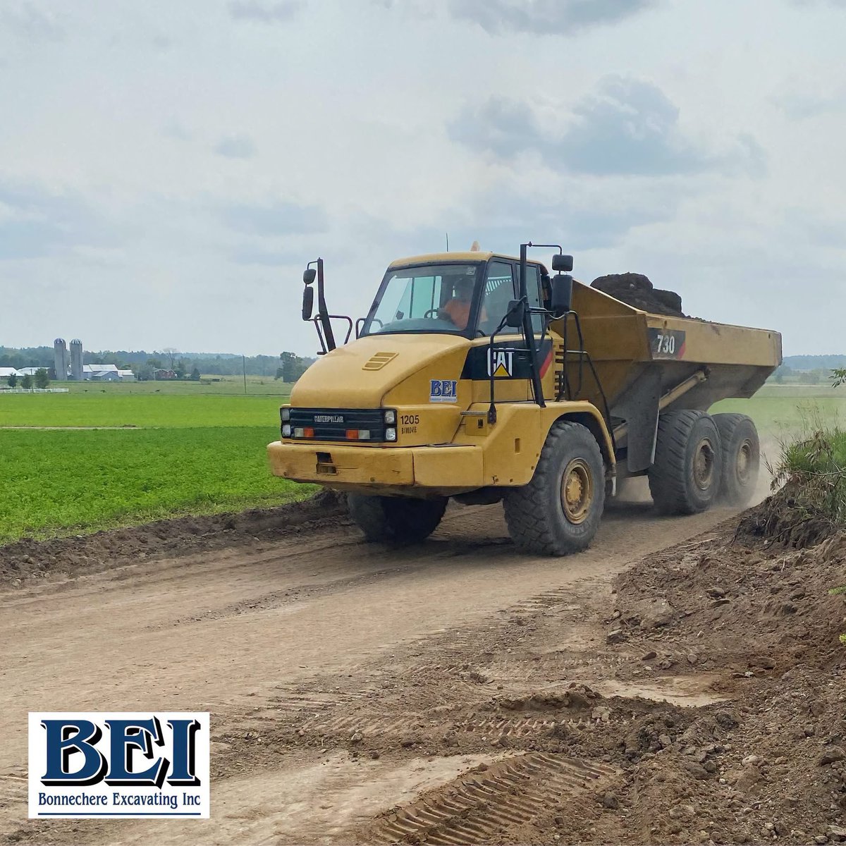 bonnechereexc's tweet photo. Rocking and rolling our way through this short work week with the grace of this articulating rock truck, one load at a time.
#renfrewcounty #ottawavalley #constructionlife #tradesrock #thebigblue https://t.co/5AaBExxlLf