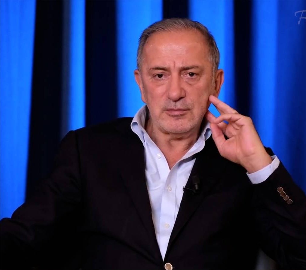 HaberReport's tweet photo. Fatih Altaylı:

"Önce Etimesgut Belediye Başkanı Erdal Beşikçioğlu’nun uyuşturucu testi için alınan örneklerde “esrar” çıktı.

Şaşırdık mı!

Ne yalan söyleyeyim şaşırdım.
Hani sanatçı, artist taifesinde biraz “ot” çıkması belki kimseyi şaşırtmaz ama siyasete girmişsin, belediye başkanı seçilmişsin, bir ilçeyi temsil ediyorsun.

Bırakırsın değil mi!

Hadi o zaman bırakmadın.

Partin yargı kuşatması altında. Her an gözaltına alınman mümkün. Hiç değilse biraz ara verirsin. Yani bir nebze izanın var ise.

Vermemiş.

Hadi o ot içmiş.

Ya yardımcısı. Etimesgut Belediye Başkan Yardımcısı da gözaltında ve onun uyuşturucu testinde de “kokain pozitif” çıkmış.

Yuh artık ki ne yuh.

Hatta höst.

AK Parti çalışanı arabasında “pudra şekeri” çekiyor diye demediğimizi bırakmadık hep birlikte.

En azından kamu görevi yapmıyordu, partide çalışıyordu.

Ulan, siz kamu görevlisisiniz.

Üstelik de kuşatılmış bir partinin mensubu olarak o görevi yapmaya çalışıyorsunuz.

Bu kadarı olur mu!

Acaba tüm üst düzey kamu görevlilerine uyuşturucu testi mi yapılsa?

Belediye başkanlarından başlayarak."