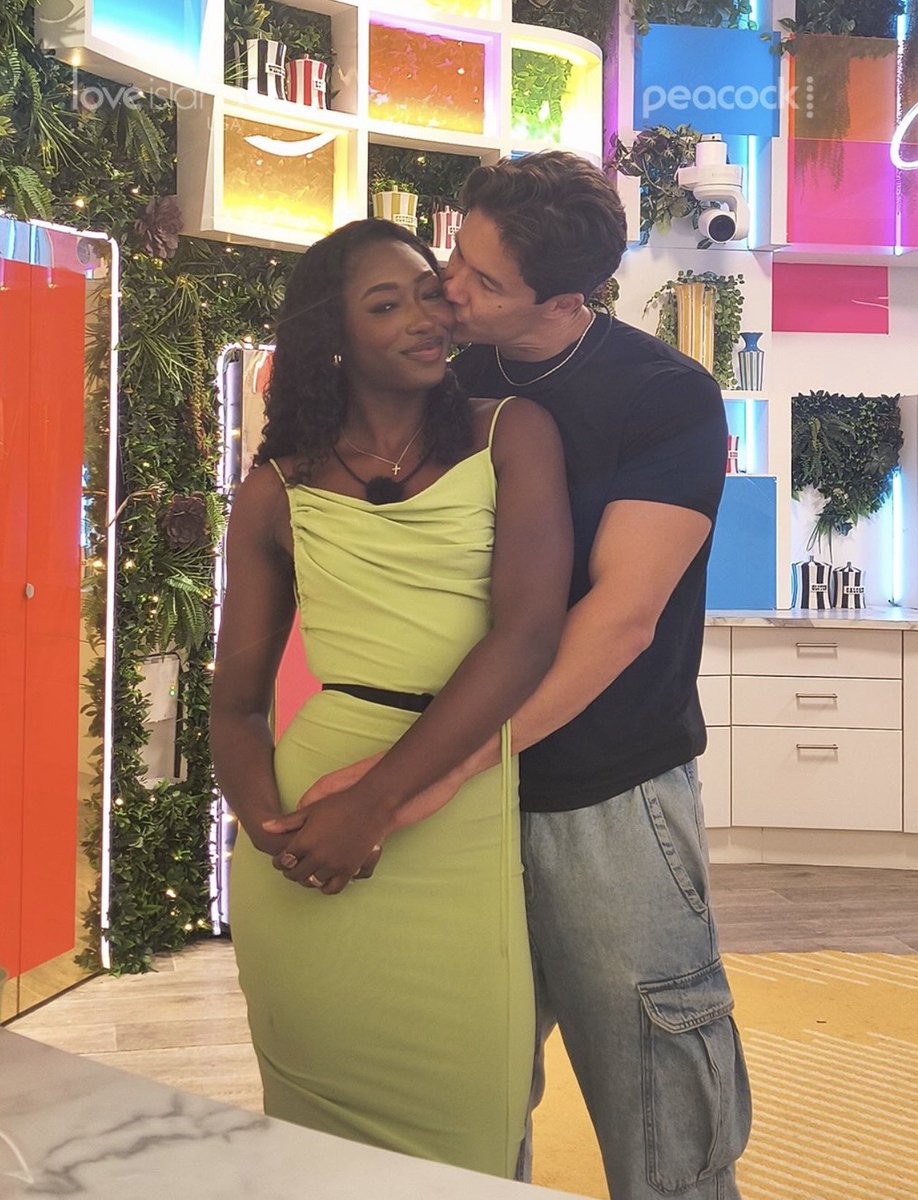 nicoledtfu's tweet photo. i’m still not over this picture like ugh and where is carls other hand at?? https://t.co/y2PKasQXl5