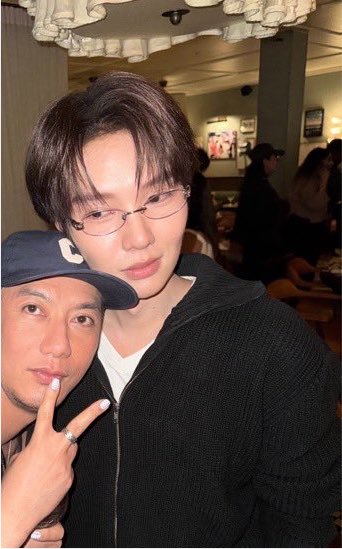 darksideangel88's tweet photo. มาตามน้ำปิงนี่วาไรตี้มากนะ เมื่อวานหนุ่มแว่น วันนี้สวย วันถัดไปเป็นน้องปุ๋ง อีกวันติดหนวด เป็นมีมตลกไวรัล คือไม่รู้เลยว่าวันนี้คุณจะได้พบเจอน้ำปิงเวอชั่นไหน ชอบมาก5555555 https://t.co/F1eNRJxHus