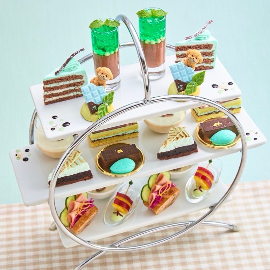 chocomintbanzai's tweet photo. ロイヤルパークホテル/東京日本橋
「チョコミント　アフタヌーンティー」9月1日〜9月30日　期間限定
ロビーラウンジ フォンテーヌにて

チョコミントレイヤーケーキや
3層仕立てのチョコミントタルトなど、爽快なミントと濃厚なチョコレートが織りなす多彩な味わい
トップスタンドでは、口元にチョコを付けたお茶目な子犬のチョコレート細工がお出迎え

スミックティーの紅茶含む17種類のフリードリンク付
　
公式HPのWEB予約なら、今だけの限定価格でご予約できます
https://t.co/CmHVWtiUnr