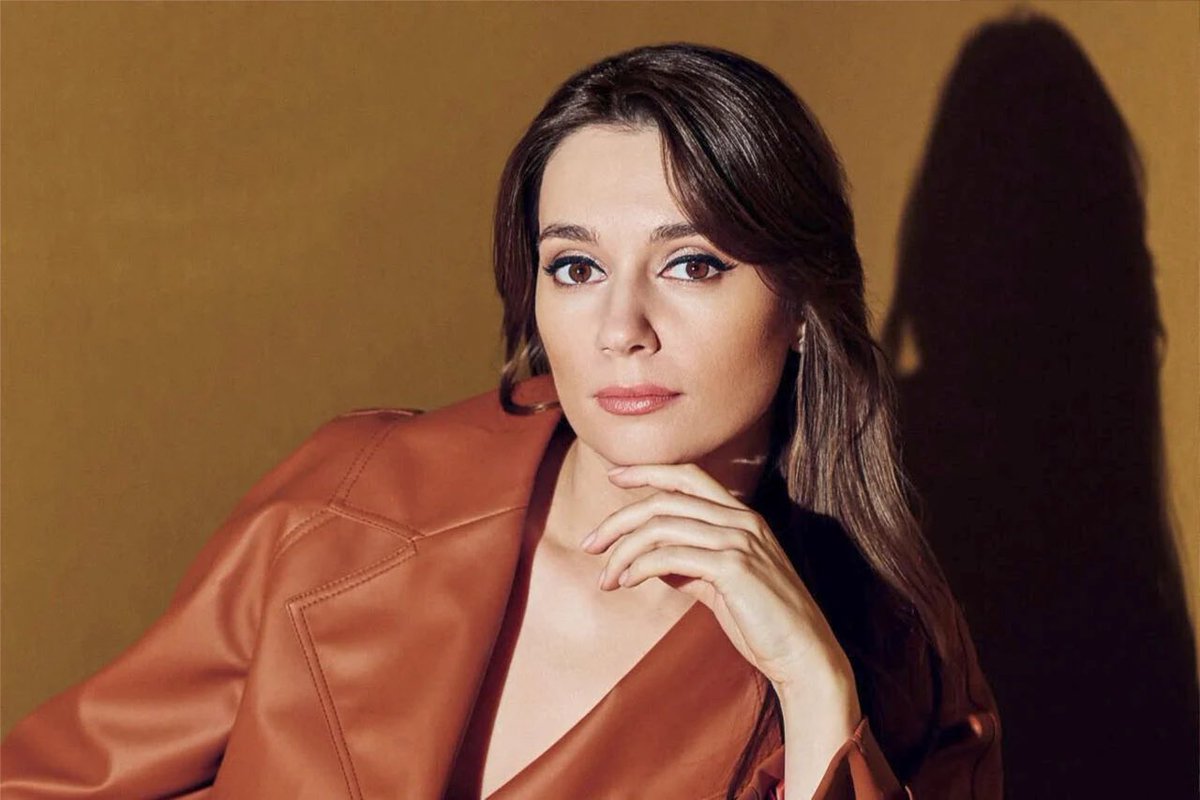 EricKLein_'s tweet photo. Je suis de droite. Et je regarde avec malaise une partie de ma famille politique s’émouvoir de l’expulsion de la propagandiste russe Xenia Fedorova.

Deux arguments reviennent en général et aucun ne me convainc.

1) Elle serait moins dangereuse que les OQTF qu’on n’expulse pas.

La défaillance de l’État sur les OQTF est réelle et je suis le premier à la dénoncer. Mais elle ne fait pas de l’agente d’influence d’une puissance hostile une victime. Un manquement ne justifie pas un autre. La position cohérente, c’est qu’il faut l’expulser, elle et tous les OQTF.

2) C’est l’Ukraine qui a commencé avec le Donbass.

C’est, mot pour mot, le narratif du Kremlin, celui-là même que Fedorova diffuse. Le reprendre pour la défendre, c’est valider le motif de son expulsion.

Mais le véritable sujet est ailleurs. Une partie de la droite s’est construit un Poutine imaginaire : l’homme à poigne, le rempart et l’ordre face à un Occident décadent.

Les faits disent autre chose : une jeunesse diplômée partie par centaines de milliers, une espérance de vie masculine inférieure de dix ans à la nôtre, une corruption systémique, une économie de guerre dépendante de Pékin. L’« ordre russe » est une vitrine. La réalité derrière ne ressemble à aucun modèle dont la France pourrait s’inspirer.

On peut aimer l’ordre, la nation, l’autorité, c’est mon cas, sans les chercher chez un régime qui mène des opérations d’influence sur notre sol.

De Gaulle défendait la souveraineté française contre toutes les tutelles. Y compris Moscou.