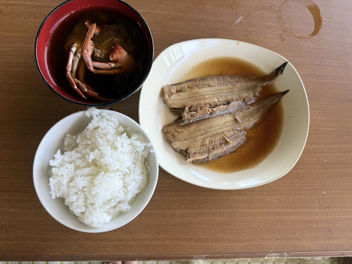 Fe26057D's tweet photo. 底引き網漁から港に帰ってきたら、漁師さんの奥さんが昼ごはんを用意してくれていました。
魚も味噌汁も味付けが旨い😊

昼ごはん
ごはん100gくらい、下平目の煮付け、カニの味噌汁 https://t.co/yE73mLkOUM