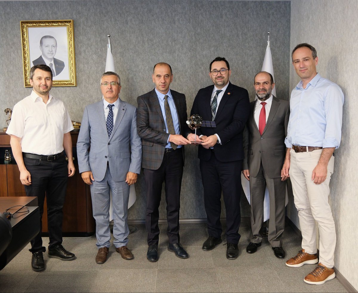 uab_udham's tweet photo. UDHAM Başkanımız Sayın Selami Yazıcı, TÜBİTAK UZAY Teknolojileri Araştırma Enstitüsü Müdürü Sayın Mustafa Mehmet Nefes, TÜBİTAK UZAY Enstitüsü Müdür Yardımcısı Sayın Dr. Sadık Murat Yüksel ile TÜRKSAT Uydu Programları Direktörü Sayın Fatih Ayhan ve Sayın Arif Nusret Arıkan'ı Başkanlığımızda ağırladı.

Ziyaret kapsamında; havacılık ve uzay teknolojileri alanındaki güncel gelişmeler, Ar-Ge faaliyetleri ve kurumlar arası iş birliği imkânları üzerine değerlendirmelerde bulunuldu. Ayrıca, ülkemizin teknoloji ekosistemine katkı sağlayacak ortak çalışma alanları hakkında görüş alışverişi gerçekleştirildi.

UDHAM olarak, ulaştırma, haberleşme, havacılık ve uzay alanlarında yenilikçi çözümlerin geliştirilmesine yönelik Ar-Ge çalışmalarını ve stratejik iş birliklerini desteklemeye devam ediyoruz.

#UAB #UDHAM #ArGe #Havacılık #Uzay #TÜBİTAKUZAY #TÜRKSAT