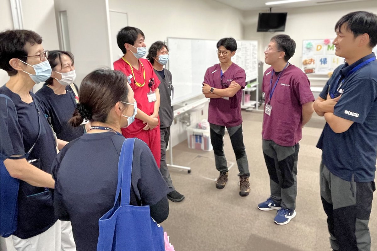 ToridaiHospital's tweet photo. 熊本県での72時間にわたる活動を終えた当院DMAT隊員4名が、8月3日夕方、無事帰院。 武中病院長をはじめ、看護部、薬剤部、高度救命救急センターのスタッフが出迎えました。 
現地では、余震や車両トラブルもありましたが、患者搬送、病院支援などそれぞれの任務を全うしました。 
#鳥取県DMAT https://t.co/pE2sDRCK5x