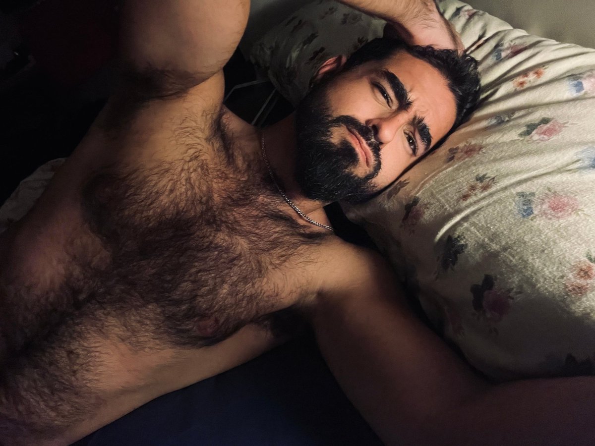 Andivaj's tweet photo. Llegar ahora del curro es delito 🥲 #gaybear #bear #bearded #beardedmen #beardstyle https://t.co/2quHT4JqcX