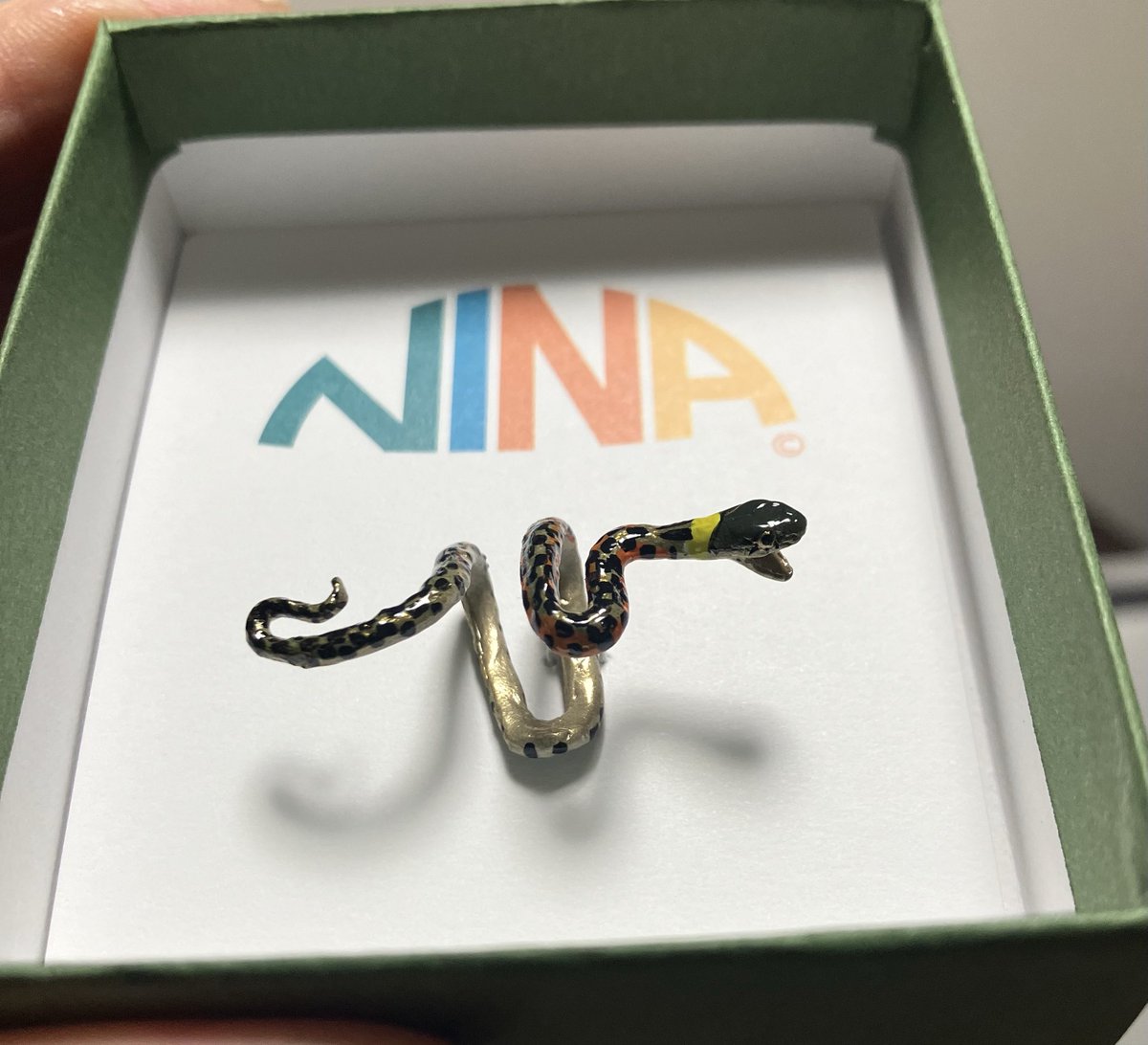 siflo_spla's tweet photo. @ninaendlesseive 
ステキな作品をお迎えできました🐍ありがとうございます
個展で指輪を見てから狙ってました
ヤモリのイヤリングとセットで食物連鎖を作っていきます

さて次の指に迎えるのは🐍か🦅か
(もしくはヤモのご飯) https://t.co/8jepa9MgKi