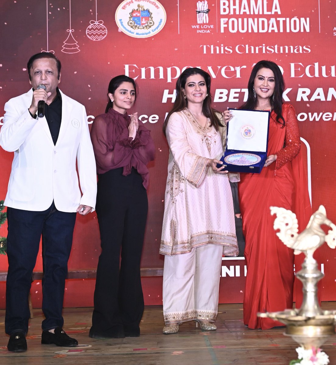 Asifbhamlaa's tweet photo. Happy Birthday to the amazing @itsKajolD 🩷

Thank you for supporting the Supergirls of Tomorrow initiative by the Bhamla Foundation and for inspiring meaningful change. Your encouragement has empowered countless young girls to dream bigger https://t.co/VF4eqBMmzV