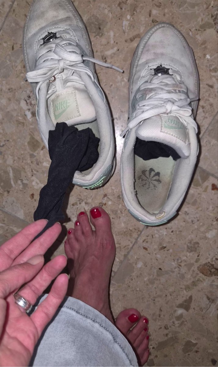 super_killbill's tweet photo. Schöööön in die Sneakers gesteckt,  hier wird nichts verschenkt 👃☺️! https://t.co/Dah010HDse