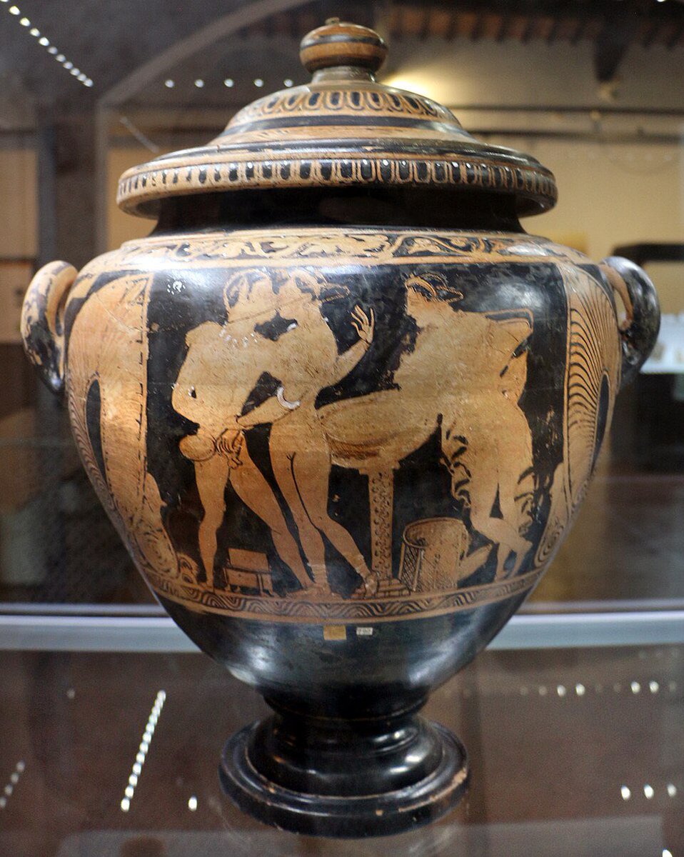 clasicasIEDA's tweet photo. Pintor de Sarteano, estamnos etrusco con tapa, con dos jóvenes desnudos, una muchacha semidesnuda, un sátiro y ménades, ca. 340 a. C., procedente de los alrededores de Perugia. https://t.co/fTPoCI19EX