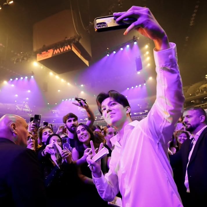 KosmosLoretta's tweet photo. @dubarojuvej @DimashFrance_J @dimash_official STREAM NOW NEW SONG  

#AqerkeByDimash

#Dimash
На воих сольных концертах Димаш всегда бросается к зрителям, словно хочет обнять каждого и поблагодарить за любовь и поддержку! Концерты - это океан любви и взаимопонимания!💐❤️🎶 https://t.co/Z16k0tMhf8