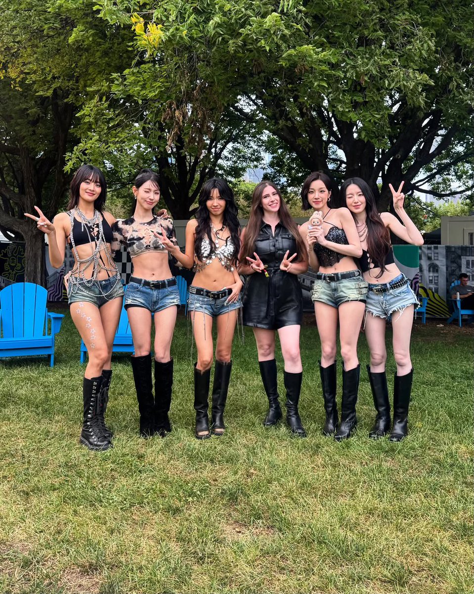 aideulverse's tweet photo. Rolling Stone Korea US editor Isabella Salant via instagram after meeting up with i-dle at Lollapalooza:

“interviewing and shooting and a girl group as gorgeous and inspiring as i-dle is an experience i will never forget! full feature coming soon” https://t.co/H8kmeQfZVJ