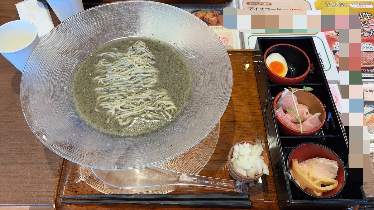 masa_okini's tweet photo. アンガーマネジメントできるようになってて自分の成長をちょっとだけ感じた1日。
ただしお腹の調子はいまひとつw

先日いただいた煮干し冷やしラーメンとガーリックバター和え玉を添えて🍜 https://t.co/MJ2Z49St6g