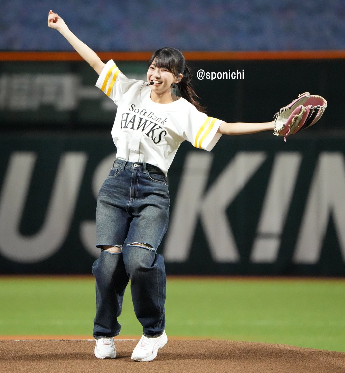 SponichiHawks's tweet photo. セレモニアルピッチに登場した乃木坂野球部の瀬戸口心月さん😁
＃sbhawks
＃乃木坂野球部
＃乃木坂46
＃瀬戸口心月 https://t.co/qdYjqG8Pl4