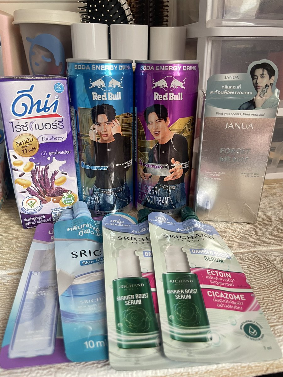 ling_vee's tweet photo. ตามล่าหาพี่เรดบูลในเซเว่น พอไม่เจอก็หยิบดีน่าหรือไม่ก็พี่ศรีติดกลับบ้านมาด้วย พอกลับมาถึงบ้านJANUAก็มาส่งพอดี แต่ละวันของเมนน้องแบมมอะเนอะ เพราะรักคำเดียวเลยที่ทำให้เป็นแบบนี้ วันนี้พอแค่นี้ก่อนเดี๋ยวพรุ่งนี้ค่อยมาเริ่มใหม่ 🤭☺️🥰

#RedBullTHxBamBam
#DNAxBamBam 
#SRICHANDxBamBam
#JANUAXBAMBAM