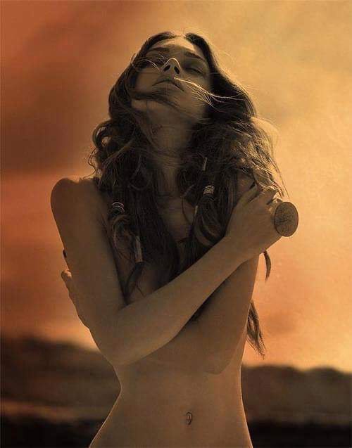 GPoesia's tweet photo. ⭐️

Y mi voz,
ya no es mía…
Se hace poesía en tu boca.

Y suspiro infinito
cuando besas mis labios.

Rebosa mi pecho amor,
si tus manos me acarician.

Caen como aromáticos
pétalos de rosa…
Tus besos en mi boca.

Lloran tus verso mis labios.

⭐️

#GPoesía https://t.co/P0CPAZHv2R