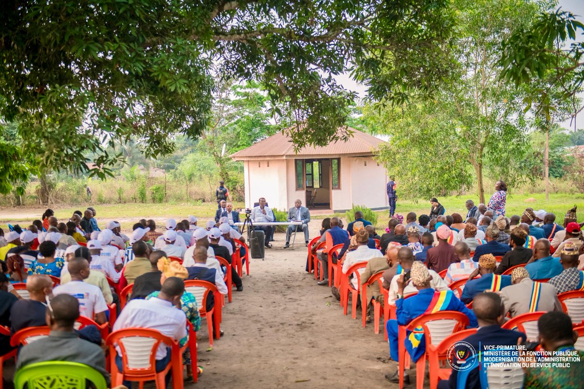 FPubliqueRDC's tweet photo. La mission s’est poursuivie avec la pose de la première pierre du futur bâtiment de la #CNSSAP/Lodja, suivie du lancement opérationnel de son Agence provisoire, rapprochant ainsi les services de Sécurité sociale des Agents de l’État du #Sankuru.

La journée s’est achevée par le traditionnel #FaraFara, un cadre d’échanges directs où les Fonctionnaires ont exprimé leurs préoccupations et obtenu des réponses concrètes sur les réformes en cours.

Les réformes se construisent au plus près des Agents de l’État. 🇨🇩

#FonctionPubliqueRDC #ProtectionSociale #Réformes