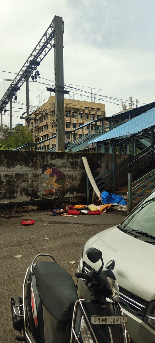 getviren's tweet photo. @mybmcWardC Please remove garbage thrown by Western railway at footage of bridge. Major problem with school kids and senior citizens. Next HVB academy. Patan jain mandal marg https://t.co/3nPlnmJgjb
