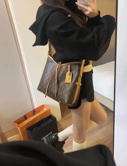 TridiptKumar's tweet photo. 每当我在学校值日的时候，老师会说学校是你家，维护靠大家！而当我迟到的时候，老师会说你以为学校是你家啊，想迟到就迟到？

#郑州  #女大  #反差 https://t.co/a89Z9qohCW