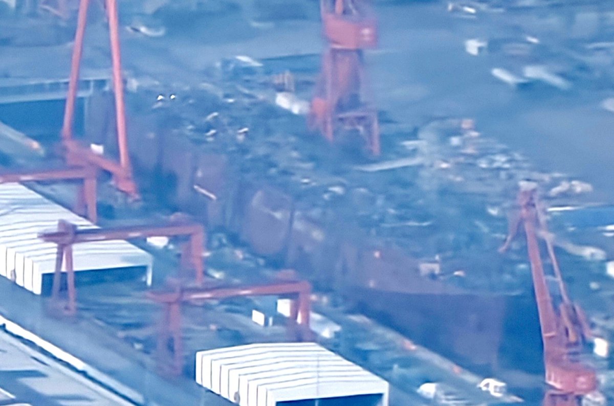 Tumoduss's tweet photo. Based on this new aerial image, the large vessel at Hudong-Zhonghua Shipbuilding may be an entirely new class. https://t.co/lle8T685NL
