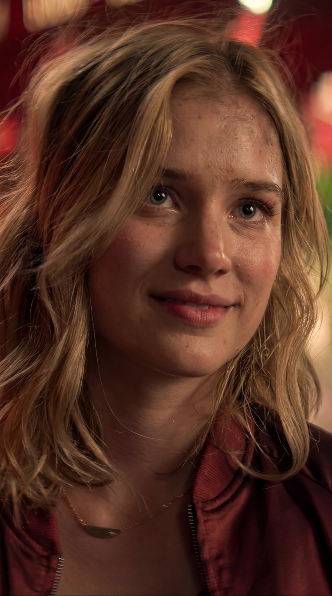 ScarletSpeeds16's tweet photo. Elizabeth Lail in You. https://t.co/cse8cbU8Hw