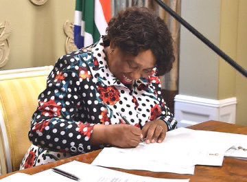 Tkdesmall2's tweet photo. @ChrisExcel102 His words " brafanmai nna ga ke tshabe toronko, ke e tlwaetse , ke legae laka everyone wa ntseba ka toronkong ", buut he applies for bail everyday. It's nice to talk but when it's time to face reality the speech is different. https://t.co/BiC4vbSTOc