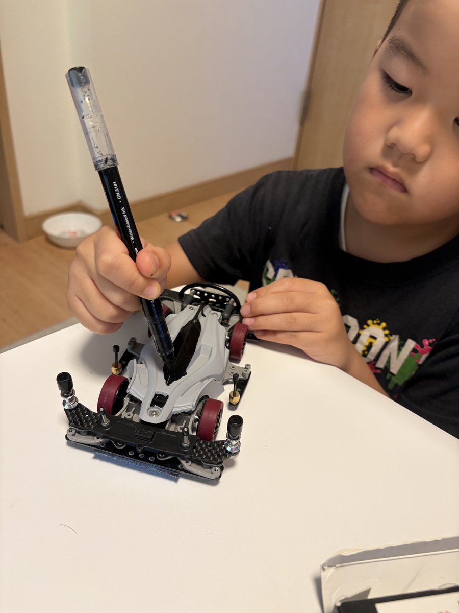 wan_works11's tweet photo. 次男 ステチャレ用にMAをつくる。
MAを初めて組み立てて、ポリカも初めてカット、ポスカで自分で塗って完成
トルクマルーン26の緑カウンターで29km
#ミニ四駆 #mini4wd #evilwire #MAシャーシ https://t.co/sFXUeGkuBE
