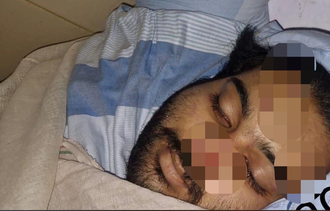 ProfNoorul's tweet photo. Inna lillahi wa inna ilayhi raji'un.

पूर्व सांसद अतीक अहमद के छोटे बेटे अबान की आज एक सड़क हादसे में मौत हो गई।

बताया जा रहा है कि अबान अपने 4 दोस्तों के साथ क्रेटा कार से इलाहाबाद से झांसी अपने भाई से मिलने जा रहे थे।

कुछ लोग बता रहे हैं कि गाड़ी रफ़्तार में थी और सामने कोई जानवर आ गया जिसको बचाने के चक्कर में गाड़ी कंट्रोल नहीं हुई और डिवाइडर से टकरा गई।

बताया ये भी जा रहा है कि रोड पर ईंट का पत्थर था जिसकी वजह कार कंट्रोल नहीं हो पाई।

जो भी असली वजह देर सबेर प्रशासन सब पता कर लेगी।
