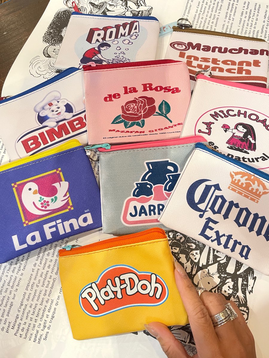 padmexico's tweet photo. メキシコと言えばのデザインがモチーフになった
10cm×13cmサイズのポーチが入荷しました🇲🇽✨
どのデザインも目を惹きますね👀💓

リップやミラーを入れたり、アクセ入れや鍵入れにしたり、
キャンディなどを入れてもいいですね🍭

各¥990-

WEB SHOP未掲載の為、DMにてお問合せください💌 https://t.co/kZzSDgHny1