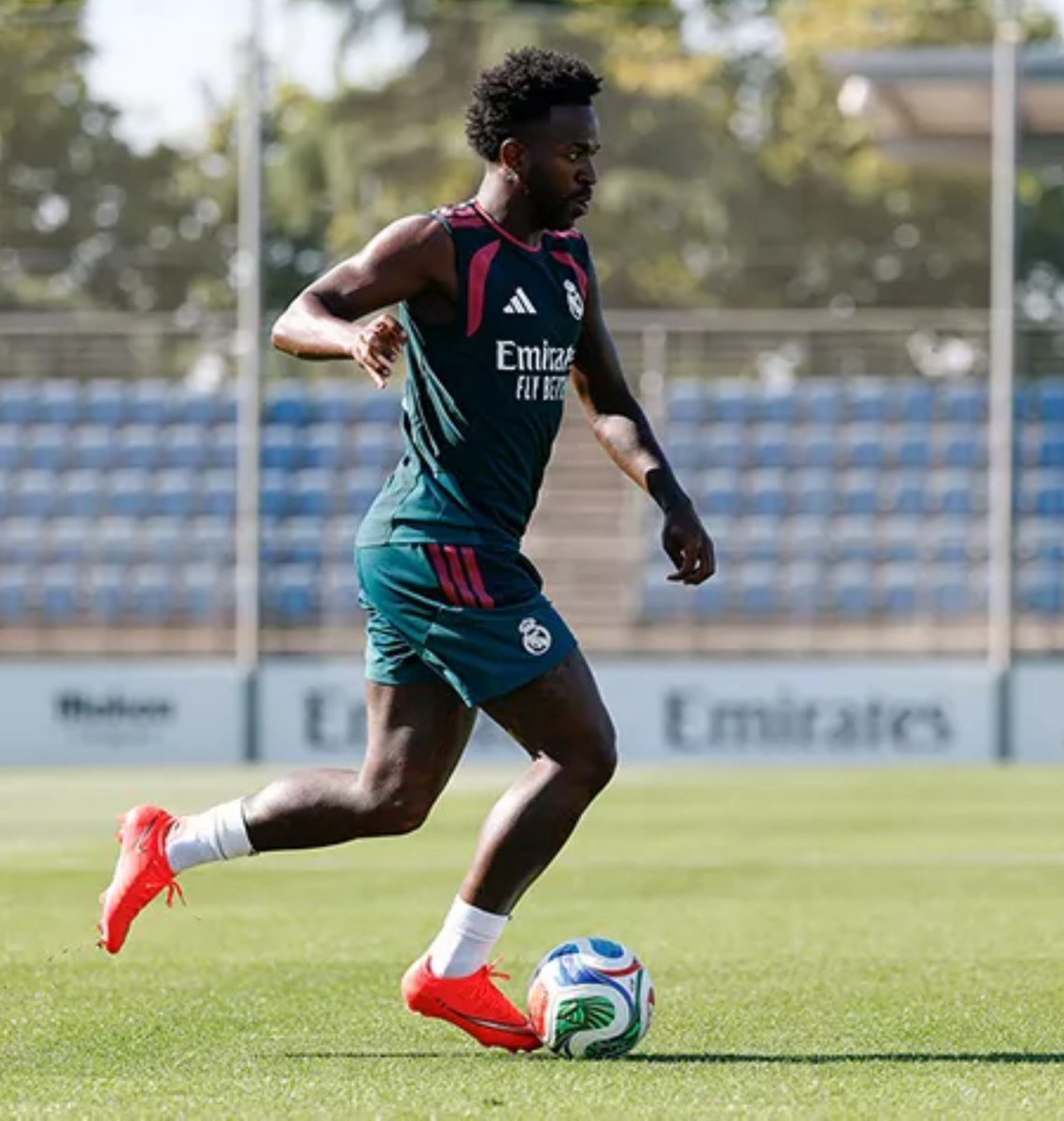AdriRM33's tweet photo. VINÍCIUS JR 🤩✨ https://t.co/vI1OTCjqQs