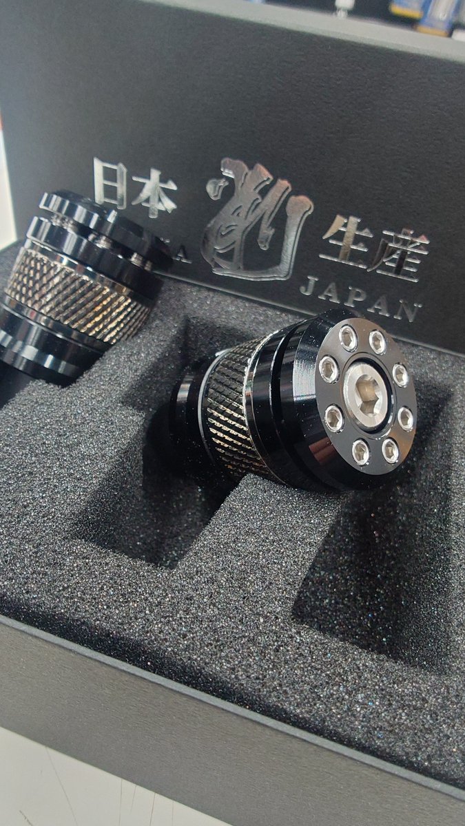 ricolandkokura's tweet photo. POSH😍
新製品CNC-HIGH END バーエンド入荷です✨
この「削り」MADE IN JAPAN🥰
重量:170gで自重があり振動も軽減✨
細部まで妥協しない切削美！
これはいい🥰
＃POSH
＃バーエンド
＃ライコランド
＃ライコランド小倉店 https://t.co/k2mAVx4Ej4
