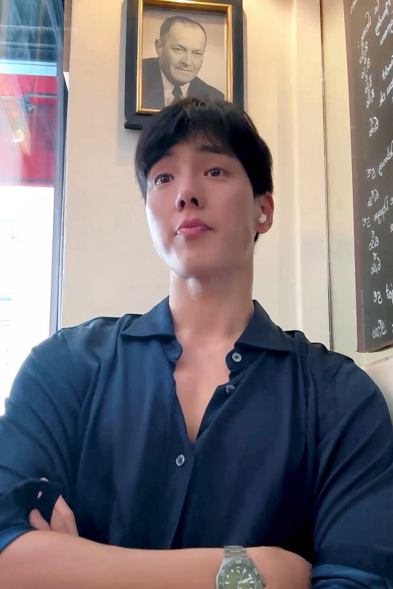 sheoxnu's tweet photo. he so fine 😔🖐🏻 https://t.co/pEuHi0uVzS
