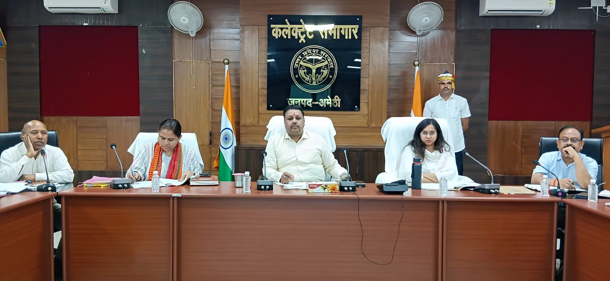 DmAmethi's tweet photo. आज दिनांक 06.08.2026 को कलेक्ट्रेट सभागार में "हर घर तिरंगा" अभियान के सफल आयोजन को लेकर संबंधित अधिकारियों के साथ बैठक कर आवश्यक दिशा-निर्देश दिए गए। https://t.co/lQpdi3CWHQ
