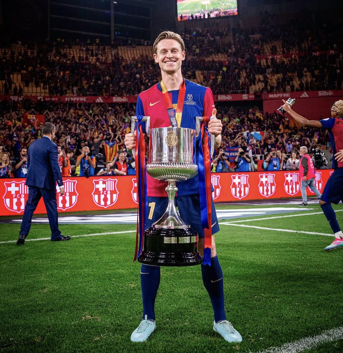 Tobs_fc's tweet photo. Genuinely asking, what happens to Frenkie if we end up signing Rodri? https://t.co/PZqLjLrpgg