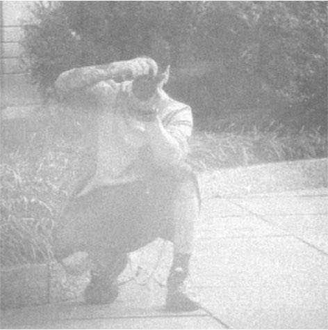 midamyg's tweet photo. ste foto mi fanno pisciare dal ridere emanano carineria pura ma allo stesso jungkook sta dando paparazzo pazzo che ti segue persino al cesso https://t.co/L6UwGtcM1c