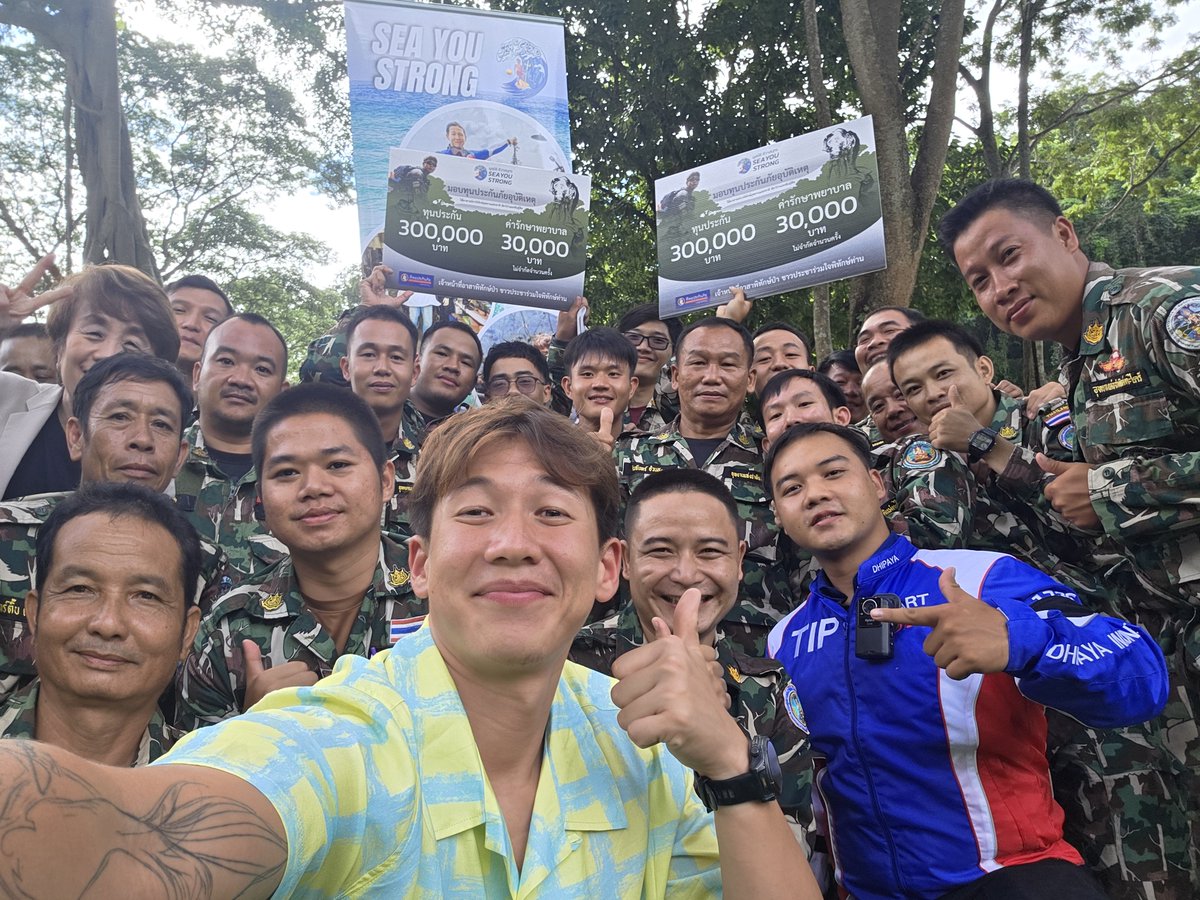 siranudhscott's tweet photo. สองวันนี้มามอบประกันให้เจ้าหน้าที่ 177 ชีวิต (อุทยาน x 4 ณ เชียงใหม่) โครงการปีนี้ได้ประสบความสำเร็จเพราะทุกๆคนที่บริจาคและซื้อเสื้อมูลนิธินะครับ! ทรายพร้อมช่วยเจ้าหน้าที่ตลอด-ขอให้ทุกคนช่วยนึกถึงพี่ๆอุทยานต่อนะคับ! https://t.co/E0tNbsaifA