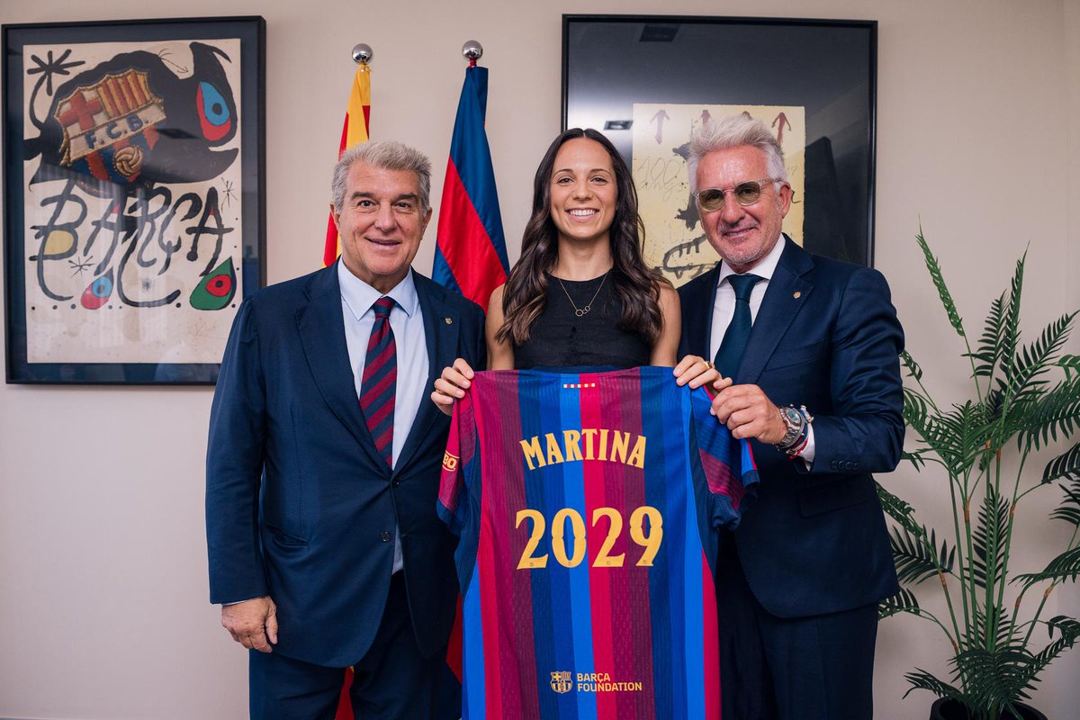 FCBfemeni's tweet photo. Una "feliç" Martina, presentada com a culer ✍️

🔗https://t.co/BvYdHmqFSx https://t.co/5RZjvHIhx0