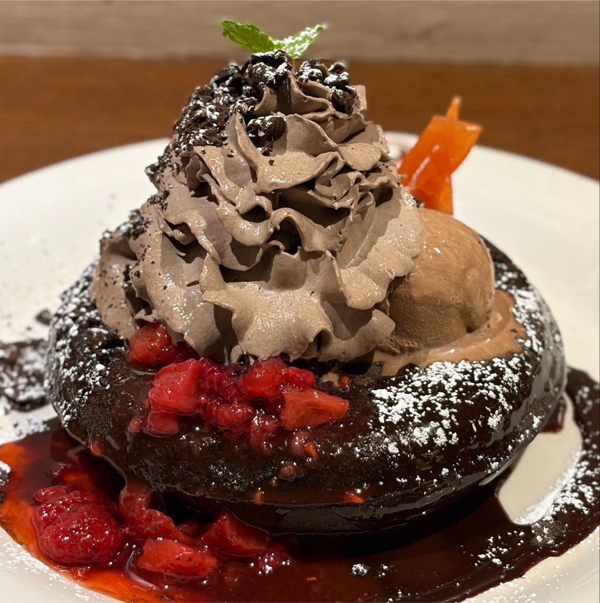 asm_pancake's tweet photo. チョコ好きには堪らなすぎる…チョコ尽くしのパンケーキ🍫🍫🍫 https://t.co/czyQ4NYUqN