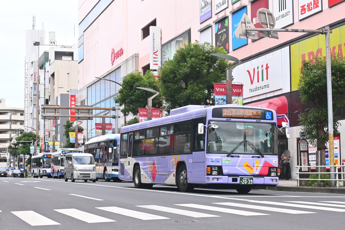 mkpsub's tweet photo. 京成バス千葉セントラル 習志野西営業所
2039号車(PKG-LV234N2)
松戸東から習志野西に移った元3023。3044を3023が置き換えるなんて誰が想像できたでしょうか。松戸で見ると色が薄く見えましたが習志野で見ると濃く見えますね。 https://t.co/X2hSaKw04h