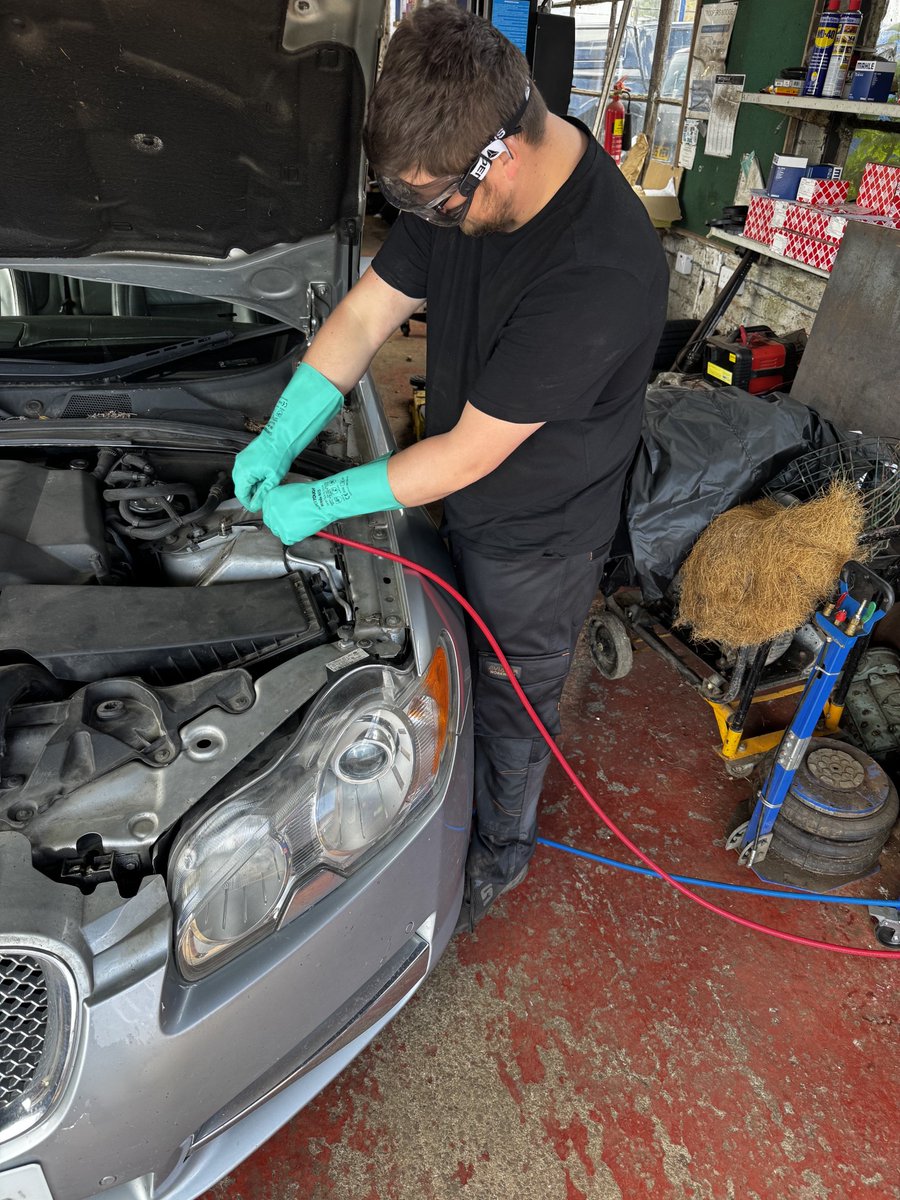 APAIRLtd's tweet photo. ✨ Troopers Lodge Garage might be “the oldest #garage in the area”, but it’s (probably) got the newest #Fgas certified technician!
❄️🎓 Well done to James Peach who passed the #CityandGuilds exam with our Trainer, Paul Hall yesterday, & thanks to Paul at APD for the business 👍 https://t.co/KYnqOnT1eL