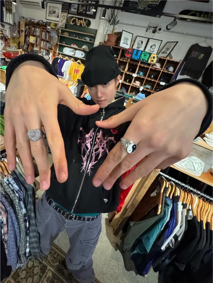 dearmartiin's tweet photo. 손 얼굴 다 너무 예쁨 #마틴 #MARTIN https://t.co/LOsF5Nwp80