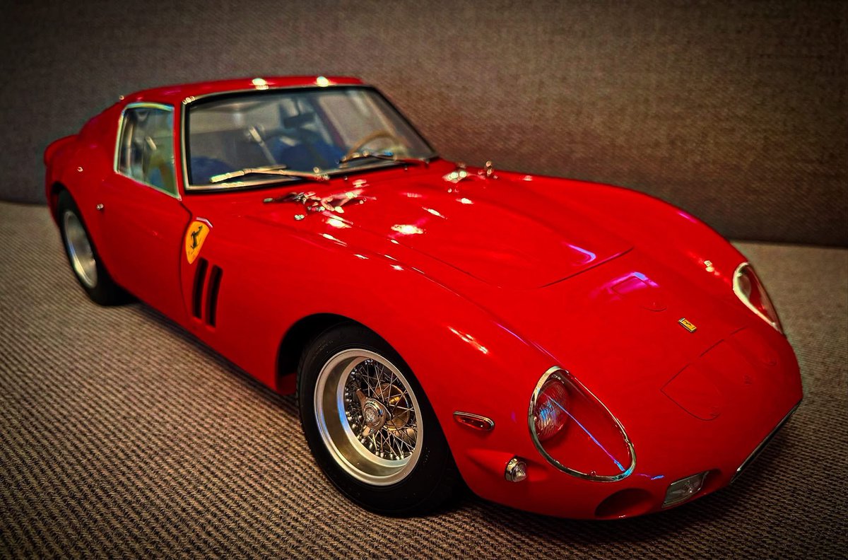 taakaashi's tweet photo. デアゴスティーニ　Ferrari 250GTO 完成…
組み合わせ最悪、両面テープ指示だらけ、挙げ句の果てにウィンドウはポリカ製で自分で枠に合わせ曲げ込みをしなければならない…と、いう史上稀に見るクソキットでした😣
達成感はほぼ無く、残ったのは徒労感のみ💦

#デアゴスティーニ https://t.co/bpZ5Dc422Q