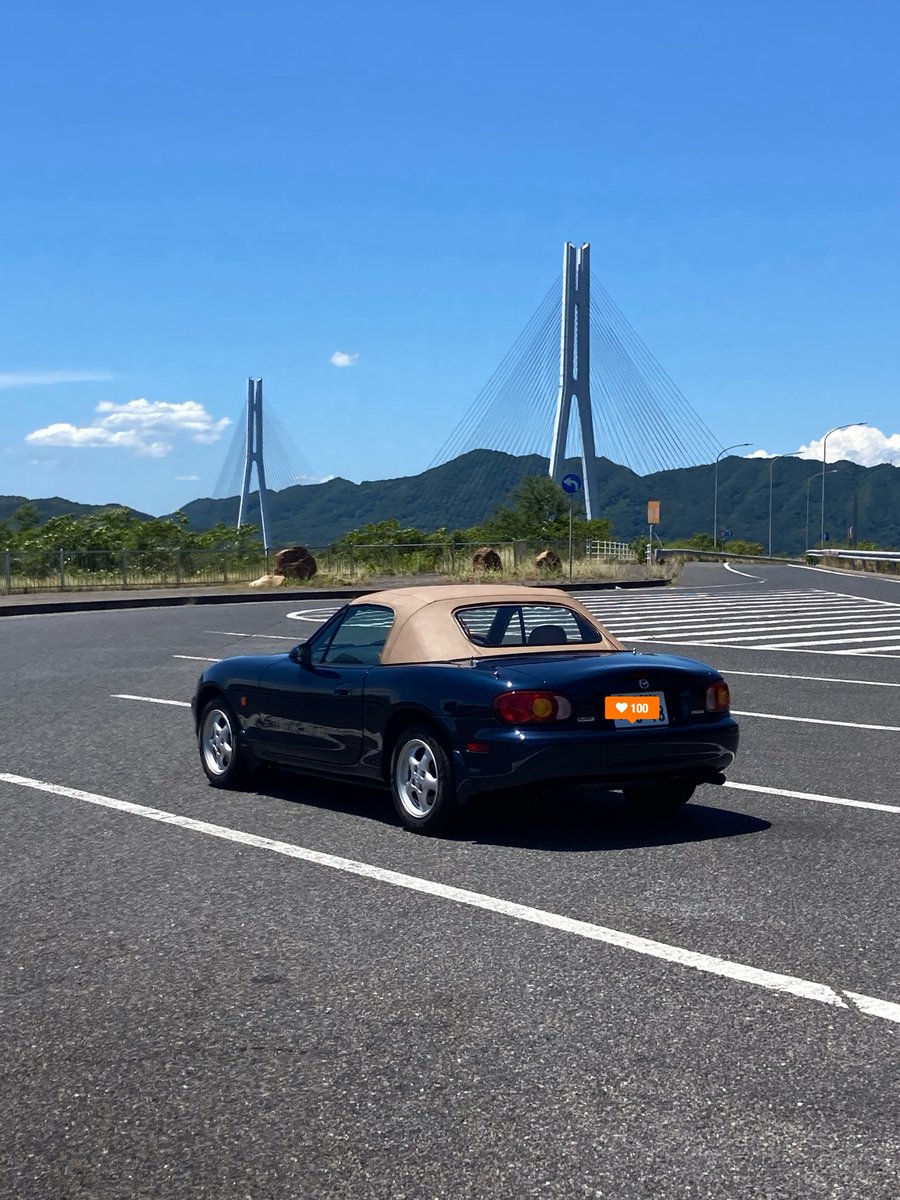 muramo_roadster's tweet photo. 本日に譲り受けました
mazda roadster1.8L NB1vsです。
軽く試乗しましたがメンテナンスも
行き届きエンジン，ミッション内外装状態も
良く運営が楽しくなります。ぜひ NB1を探してる
方お勧めします。早い者勝ちですね！

【 年式 】 2000
【 車名 】 ロードスター
【 車両型式 】  NB8C
【 グレード 】 VS
【 色 】 トワイライトブルーマイカ
【 購入先 】 ディーラー
【 排気量 】 1800cc
【 ミッション形式 】 6MT
【 幌 】 NB幌
【 幌の状態 】 良好
【 ハードトップ 】 無
【 タイミングベルトの交換 】 している
【 幌の交換 】 していない
【 ラジエターの交換 】 している
【 ダッシュボードの交換 】 していない
【 ショックの交換 】 している
【 ブッシュの交換 】 していない
【 エアコンのオーバーホール 】 していない
【 ブレーキキャリパーのオーバーホール 】 していない
【 エンジンオイル漏れ 】 なし
【 外装の色褪せ等 】 なし
【 禁煙車 】 はい
【 修復歴 】 無
【 修復歴内容 】
【 走行距離(km) 】 87916
【 車検 】 2028年8月

#マツダロードスター 
# NBロードスター
#ロードスターがある風景