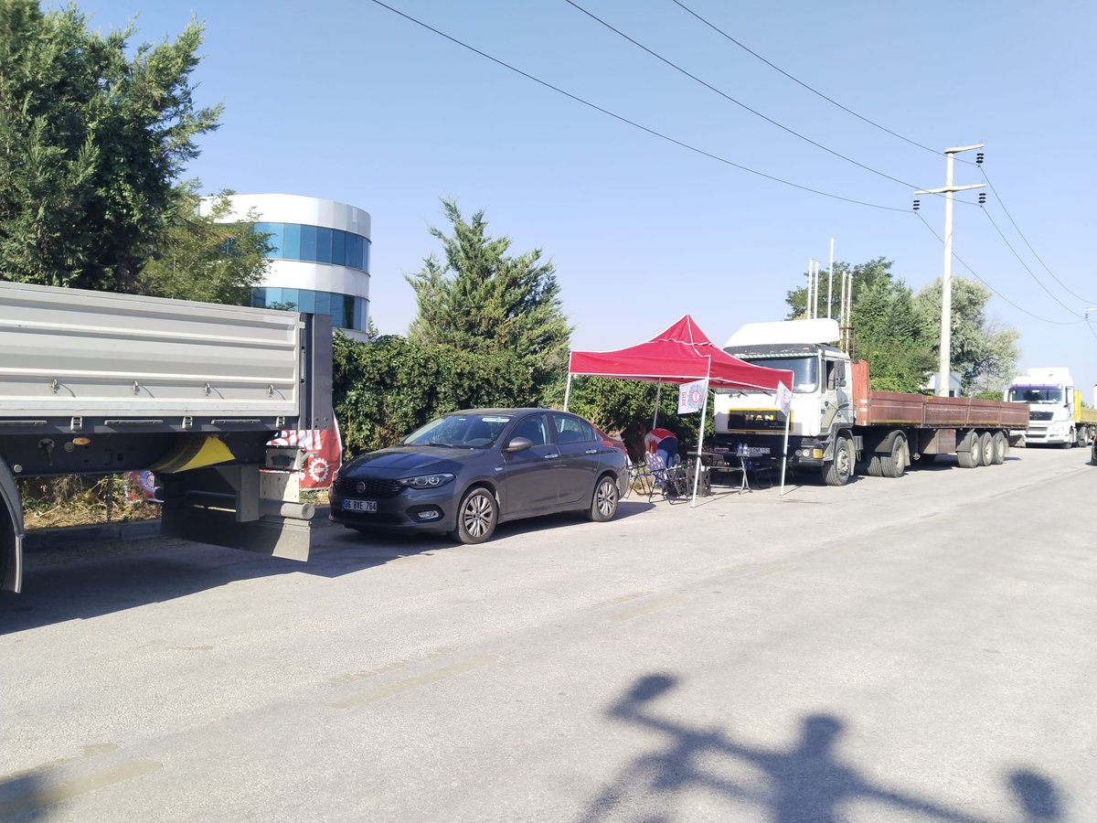 BirlesikMetal's tweet photo. 🔴PANELSAN FABRİKASI ÖNÜNDEKİ DİRENİŞİMİZİN DÖRDÜNCÜ GÜNÜNDE ÜYELERİMİZE SALDIRI GİRİŞİMİ!

Panelsan Çatı Cephe Sistemleri Sanayi ve Ticaret AŞ; Ankara Polatlı Organize Sanayi Bölgesi'nde kurulmuş, çatı ve cephe panelleri üreten, yurt içinde başta kamu projeleri (TOKİ, Karayolları Genel Müdürlüğü ve Emlak Konut) olmak üzere çok sayıda toplu konut projesine ürün tedarik eden ve ürünlerini 30'dan fazla ülkeye ihraç eden önemli bir sanayi kuruluşudur.

Yönetim Kurulu Başkan Vekilliğini ve Genel Müdürlüğünü Türkiye İhracatçılar Meclisi (TİM) Ankara Demir ve Demir Dışı Metaller İhracatçılar Birliği Yönetim Kurulu Başkanı Recep Kaan Maşlak'ın yaptığı #Panelsan, kendi sektöründe borsada işlem gören tek firma konumundadır.

Çalışma ve Sosyal Güvenlik Bakanlığı tarafından 8 Mayıs 2026 tarihinde sendikamıza gönderilen yetki tespitiyle birlikte, işyerinde toplu iş sözleşmesi yapabilmek için gerekli üye çoğunluğuna sahip olduğumuz yasal olarak tescil edilmiştir. Ancak yetki tespitine itiraz ederek süreci yargıya taşıyan Panelsan yönetimi, son haftalarda üyelerimiz üzerindeki baskıları artırmış ve son olarak iki üyemizi işten çıkarmıştır.

İşyerindeki sendikal baskılara, hak ihlallerine ve işten çıkarmalara karşı, 3 Ağustos 2026 tarihinden itibaren fabrika önünde direnişimizi başlattık. Devam eden direnişimizin ilk gününden bu yana, işyeri yönetiminin üyelerimize yönelik tacizleri ve direnişimize dönük engelleme çabaları kesintisiz sürmektedir. Direnişin ikinci gününde, bu duruma itiraz eden üyelerimizin üzerine servis aracı sürülmüştür.

Bugün ise bu taciz ve engelleme girişimleri çok daha tehlikeli bir boyut kazanmış, üyelerimizin ve şube yöneticilerimizin üzerine tır sürülerek canlarına kastedilmiştir! Ayrıca direniş alanımıza tırlar ve şirket araçları çekilerek eylemimiz fiilen engellenmek istenmiştir.

İşlerine geri dönmek ve sendikal haklarını korumak için mücadele eden üyelerimizi hedef alan bu saldırıyı şiddetle kınıyoruz!

Panelsan işverenine bir kez daha çağrıda bulunuyoruz:

Sendika hakkı, Türkiye Cumhuriyeti Anayasası ve Türkiye'nin taraf olduğu uluslararası sözleşmelerle güvence altına alınmış temel bir haktır. İşçilerin anayasal örgütlenme hakkına saygı gösterin. Üyelerimize yönelik bu hukuksuz baskılara ve suç niteliğindeki müdahelelere artık son verin. Sendikal nedenlerle işten çıkarılan iki üyemizi derhal işe iade edin. Sendikamızla sağlıklı ve yapıcı bir diyalog kurun.

Hiçbir baskı, tehdit ve saldırı, Panelsan işçilerinin sendikal hakları için yürüttüğü haklı, yasal ve meşru mücadeleyi engelleyemeyecektir!

#SendikaHakkımızEngellenemez